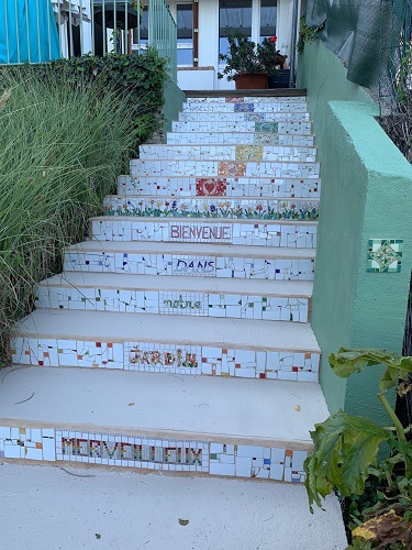 Escalier en mosaïque fait avec un mélange de matériaux et jointoyé